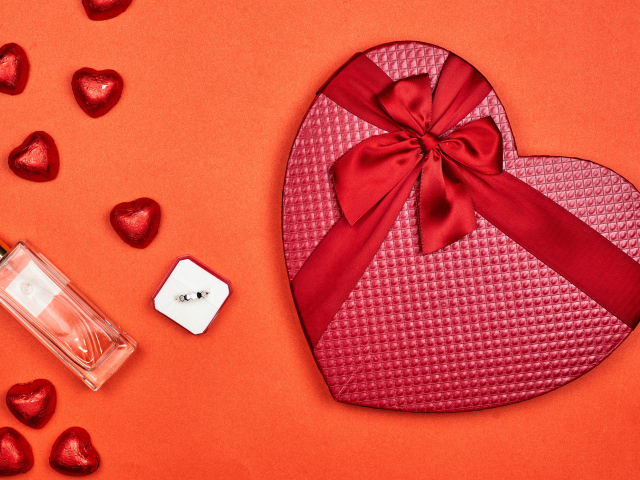 Подарок, духи и конфеты в форме сердца для любимой на 14 февраля