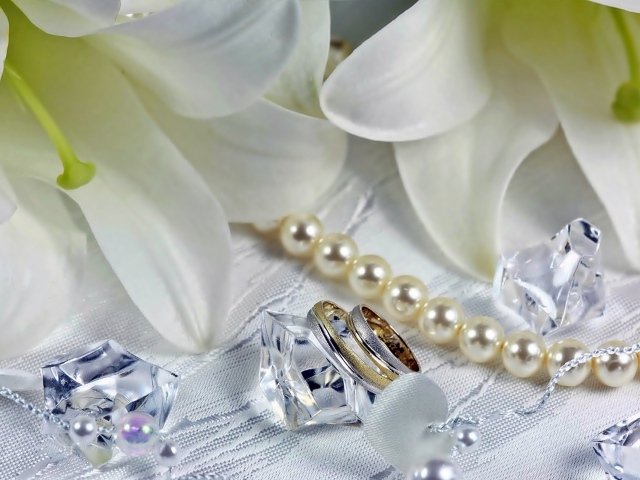 Обручальные кольца с камням и цветами лилии 