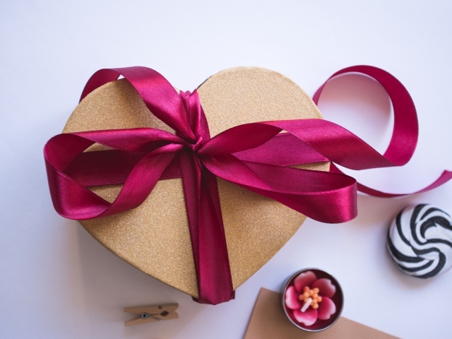 Коробка в в форме сердца с розовой лентой