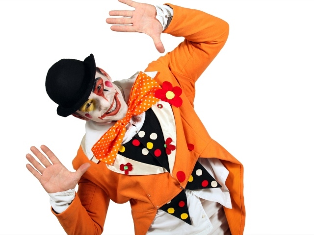 Мужчина клоун в желтом костюме на белом фоне 