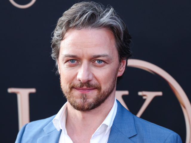 Актер Джеймс МакЭвой с бородой, 2021