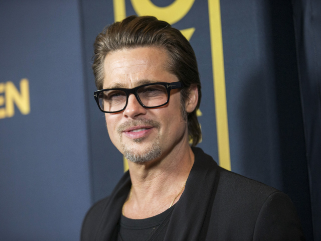 Американский актер Брэд Питт в очках