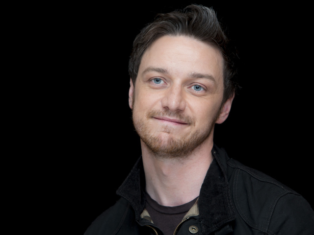 Голубоглазый актер Джеймс МакЭвой на черном фоне