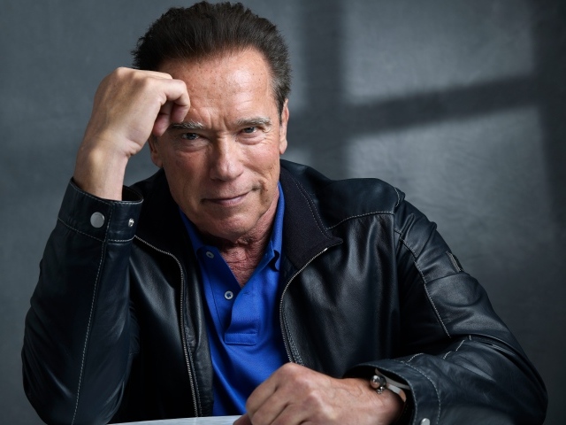 Легендарный актер Арнольд Шварценеггер в черной куртке