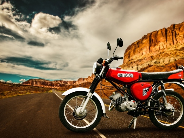 Красный мотоцикл simson s50cc у гор