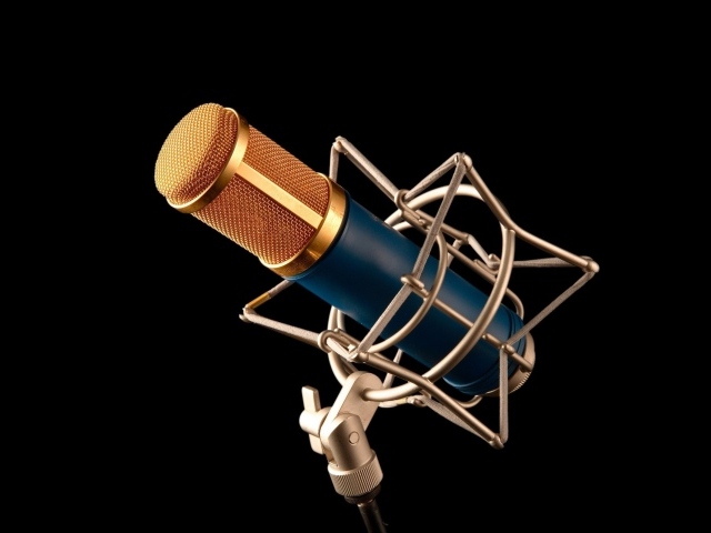 Микрофон на стойке на черном фоне 