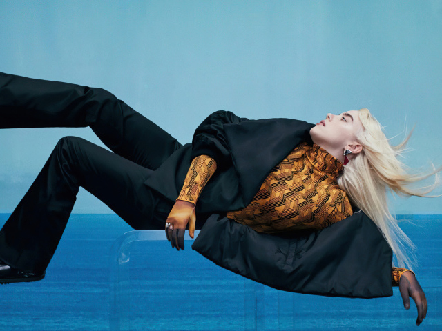 Певица Билли Айлиш на голубом фоне