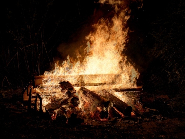 Большой костер с дровами ночью