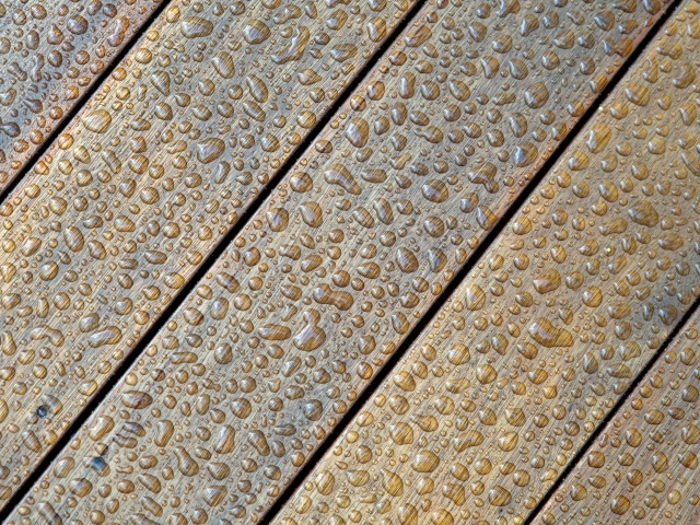 Капли дождя на деревянном столе 