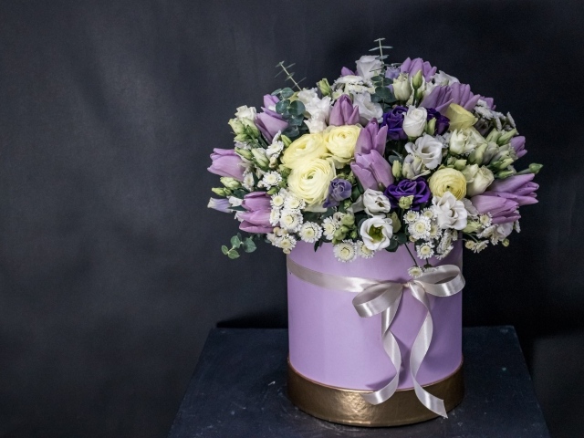 Красивый букет с розами, тюльпанами и эустомой на сером фоне