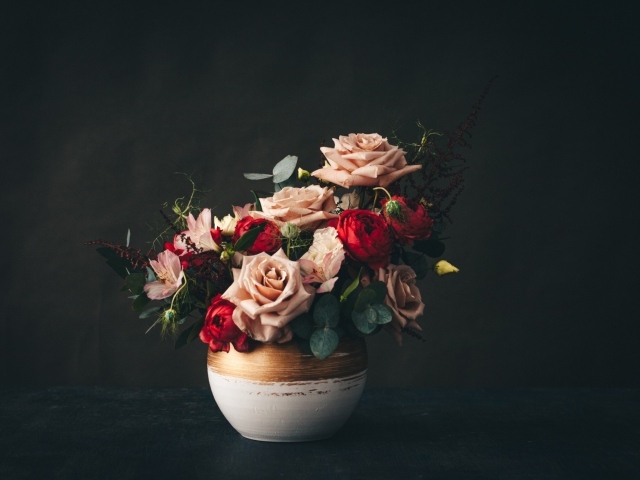 Букет роз в вазе на черном фоне 