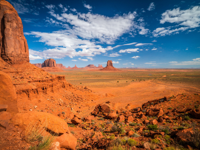 Глиняная гора под голубым небом