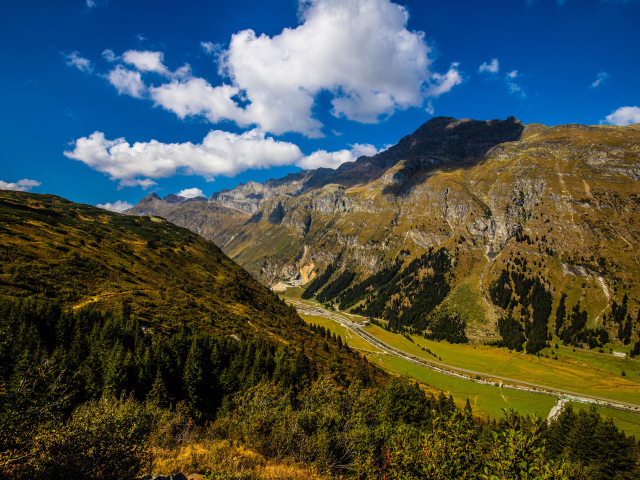 Высокие Швейцарские альпы под голубым небом 