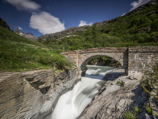 Каменный мост над рекой в горах 