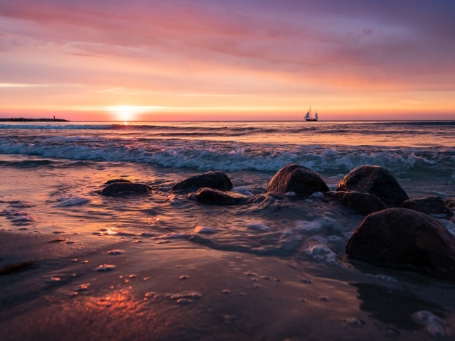 Валуны на берегу моря на мокром песке 