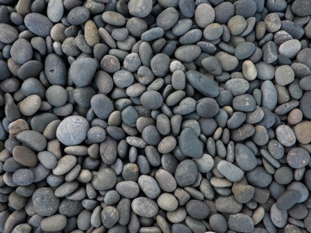 Мелкие серые морские камни 