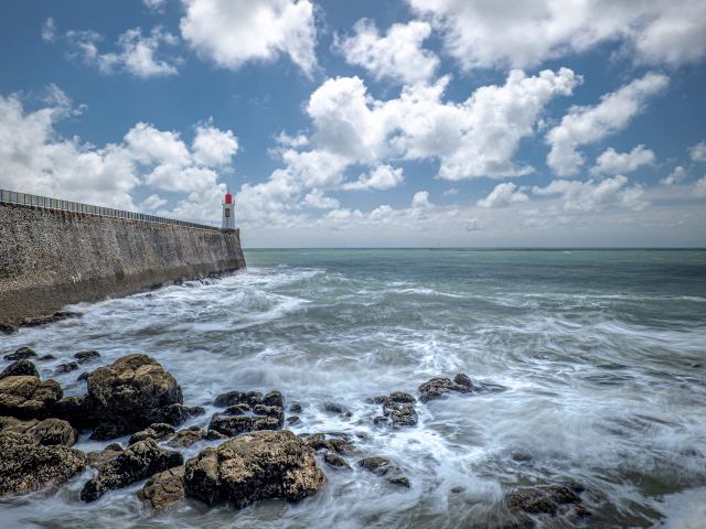 Белые облака в голубом небе над морем