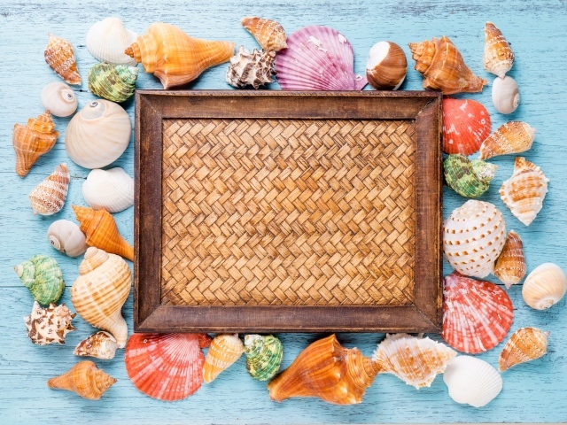 Рамка для фото с ракушками  на  голубом фоне