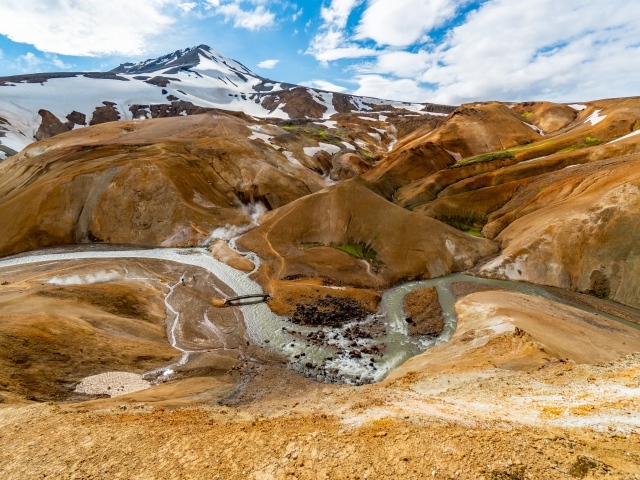 Старый потухший вулкан с рекой