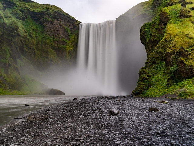 Быстрый холодный водопад стекает с утеса 