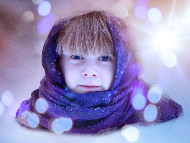 Голубоглазая девочка в синем платке 