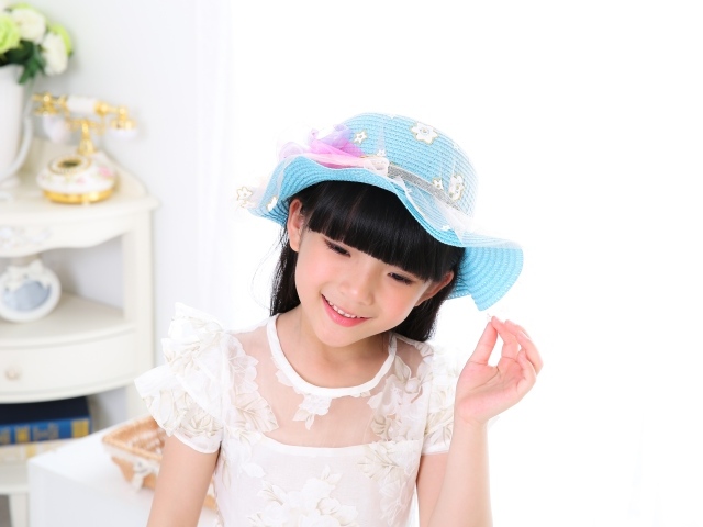 Маленькая девочка азиатка в белом платье 