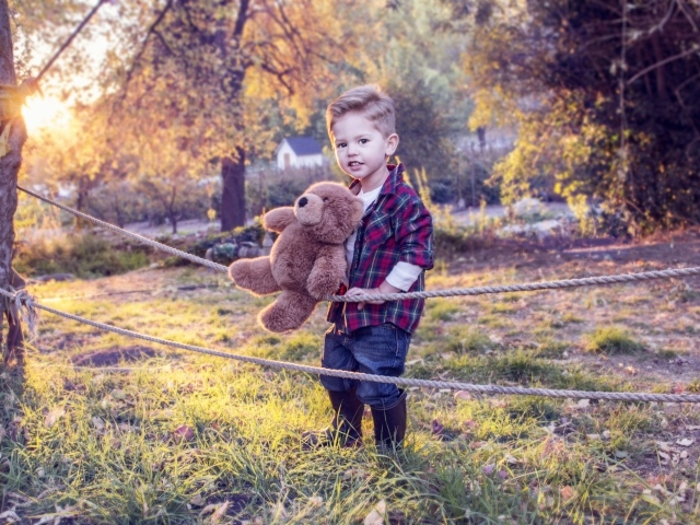 Маленький мальчик с игрушечным медведем