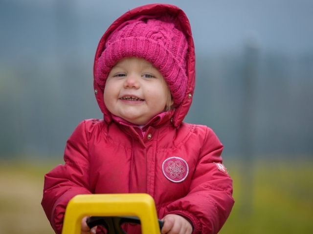 Маленькая девочка в розовой курточке 