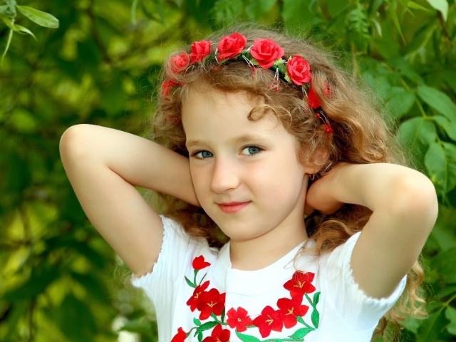 Маленькая  девочка с обручем с цветами на голове 