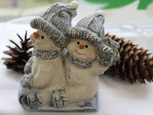 Статуэтка два снеговика с шишками