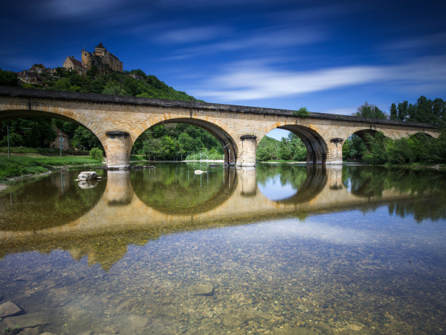 Мост у старинной крепости Кастельно, Франция