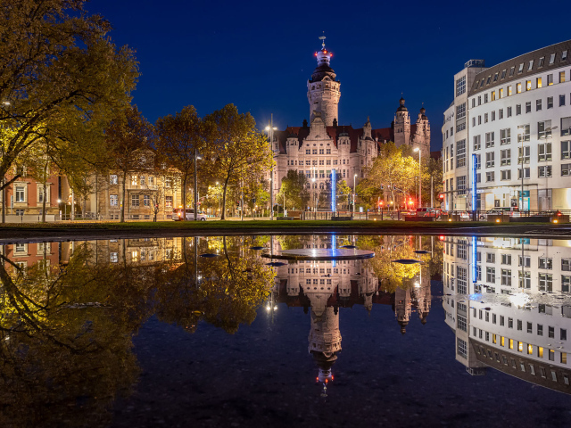 Красивые старые здания отражаются в реке вечером, Германия