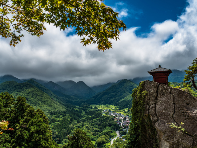 Красивый вид на покрытые зеленью гор под густыми облаками, Япония