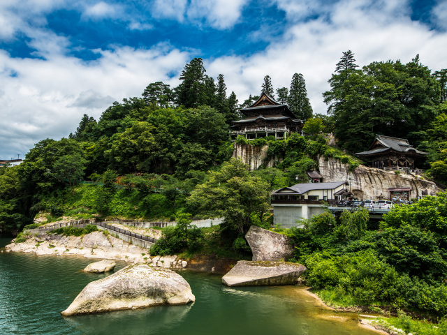 Храм на берегу горы у реки, Япония