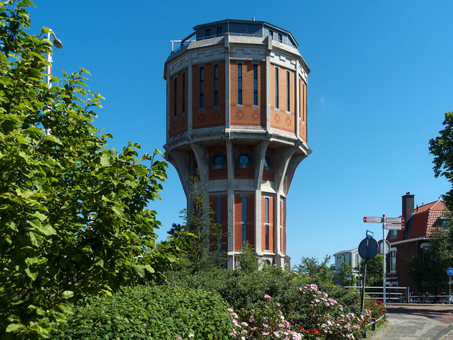 Старая башня на улице города, Нидерланды 
