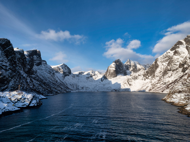 Спокойная холодная вода у заснеженных гор, Норвегия 