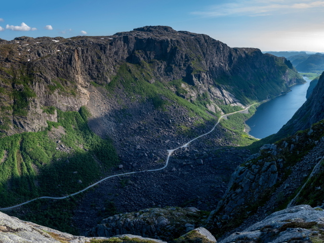 Величественные горы под голубым небом, Лофотенские острова. Норвегия