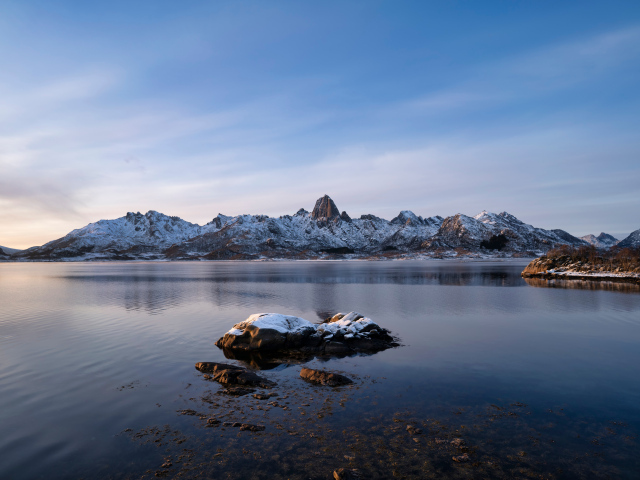 Заснеженные Лофотенские острова под голубым небом, Норвегия 