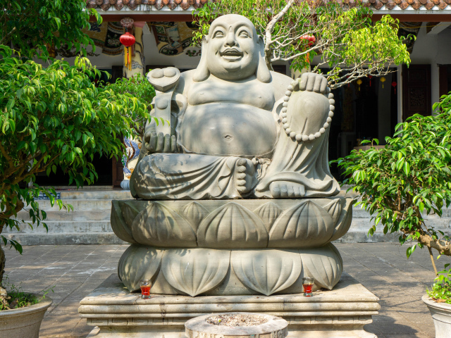 Большая статуя Будды в храме, Вьетнам