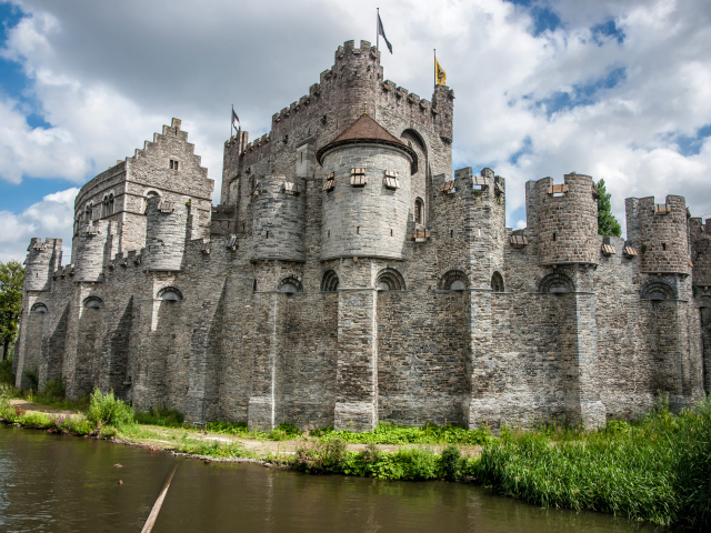 Замок графов Фландрии у озера, Гент. Бельгия