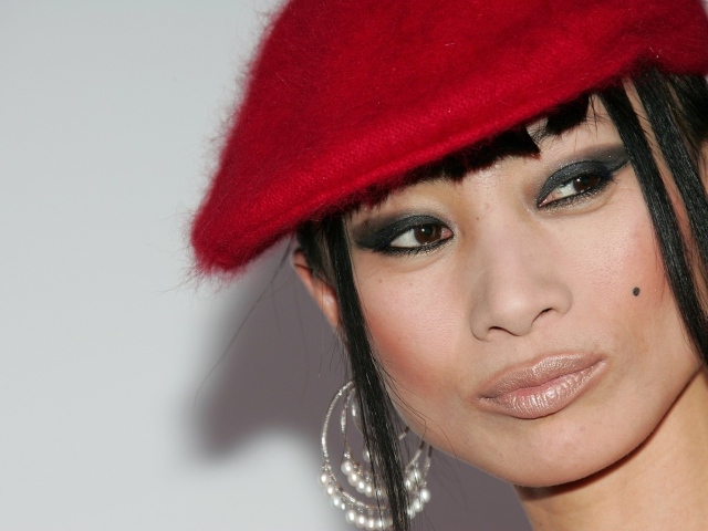 Американская актриса Бай Лин в красной кепке