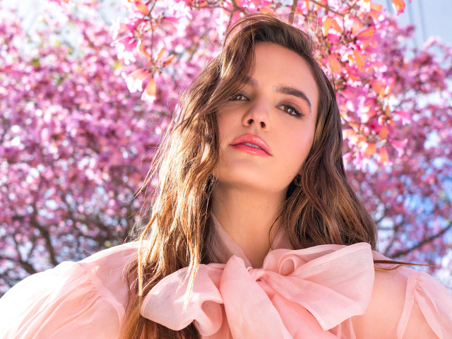 Красивая  актриса Бэйли Мэдисон в розовом