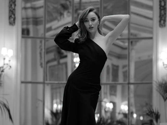 Красивая актриса Фиби Дайневор в черном платье