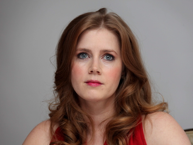 Красивая рыжеволосая Эми Адамс