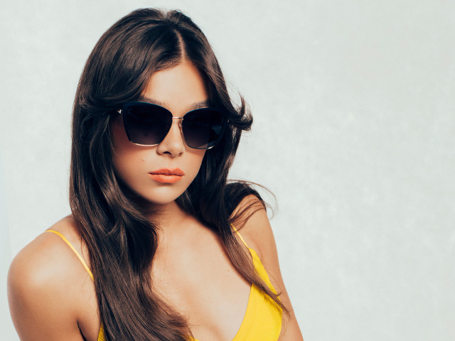 Красивая молодая актриса Хейли Стейнфилд на белом фоне