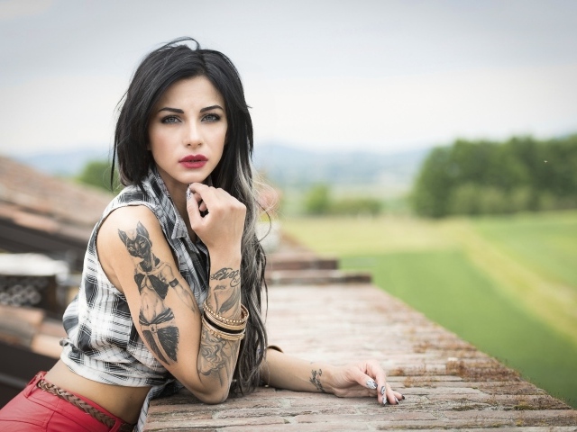 Девушка брюнетка с татуировкой кошки на плече 