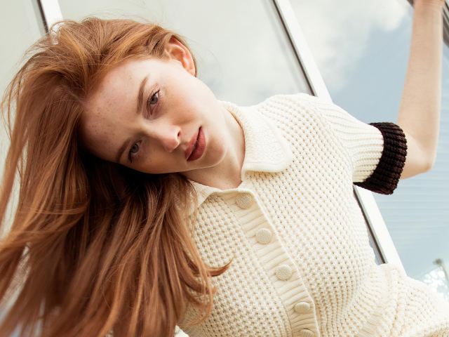 Рыжеволосая актриса Ларсен Томпсон в белом платье