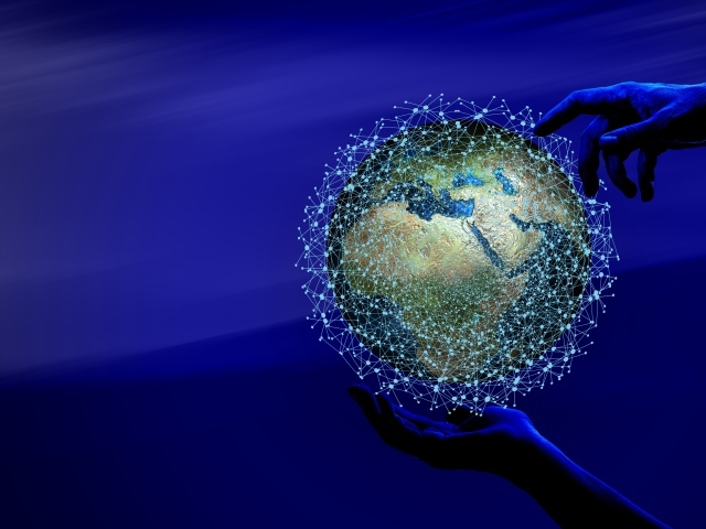 Земля в информационной паутине в руках на синем фоне