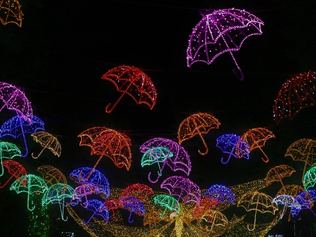 Разноцветные неоновые зонтики на черном фоне