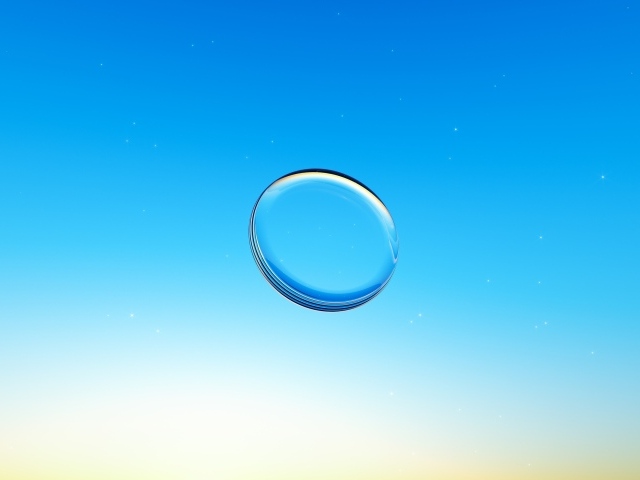 Капля воды на голубом фоне крупным планом